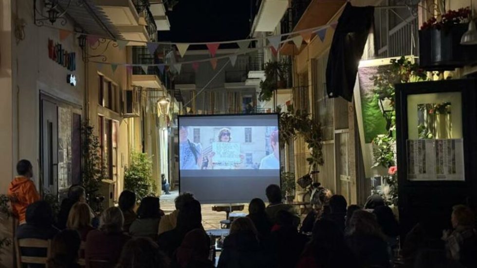 Στιγμιότυπο από την προβολή του ντοκιμαντέρ στον πεζόδρομο της Κουτσομητοπούλου, έξω από το (κατάμεστο) Doc Cafe της Καλαμάτας
